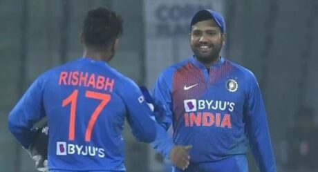 Mohammad Azharuddin Talks With Rohit Sharma And Rishabh Pant Before 1st T20I