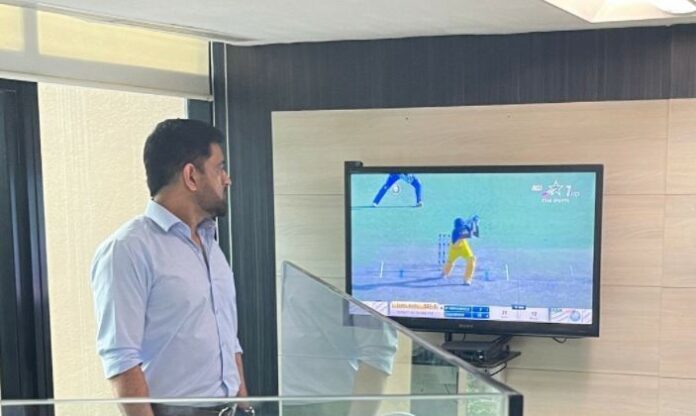 MS Dhoni Watches As Shahrukh Hits a Last-Ball Six In Final