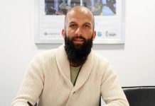 Moeen Ali signs three-year deal with Warwickshire Moeen Ali signs Deal