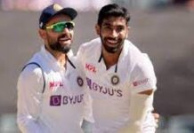 Virat Kohli conducts the Team India huddle discussion with captain Jasprit Bumrah on his side Virat Kohli conducts Team huddle discussion