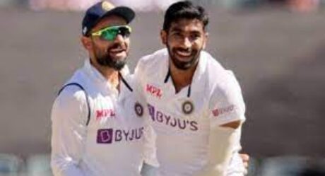 Virat Kohli conducts the Team India huddle discussion with captain Jasprit Bumrah on his side