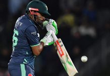 New Zealand Wicketkeeper’s Slide to Kick Away Ball and Save Boundary New Zealand Wicketkeeper