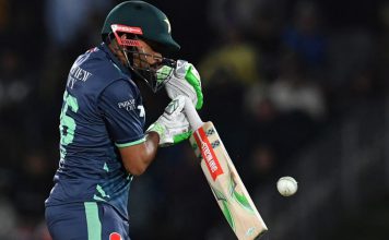 New Zealand Wicketkeeper’s Slide to Kick Away Ball and Save Boundary New Zealand Wicketkeeper