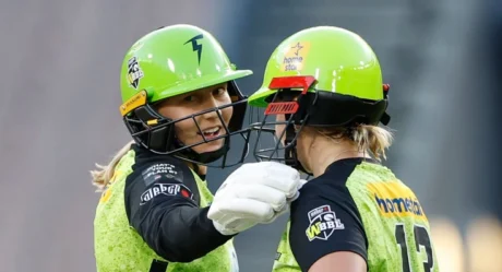 Georgia Voll’s match-winning 97 leads Sydney Thunder to top spot